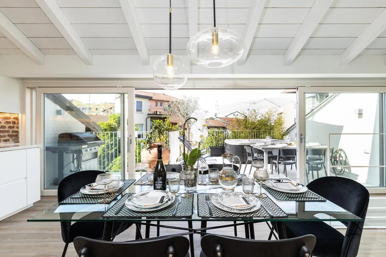 Tatil Evi *Villa Olivo*With Private Terrace & Jacuzzi + 3Bedrooms Milano